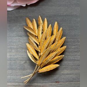 Vintage Textured Gold Tone Spiky Leaf Brooch
